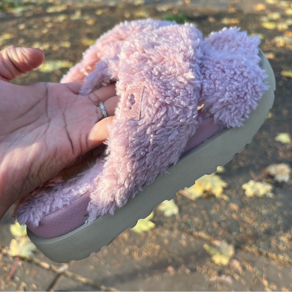 UGG PINK FUZZ SUGAR CROSS SLIDE WOOL / FAUX FUR SLIPPERS SANDALS 6 US (no box)